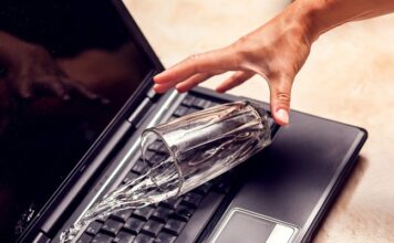 Jangan Panik dulu Ketika Laptop Ketumpahan Air, Lakukan cara ini