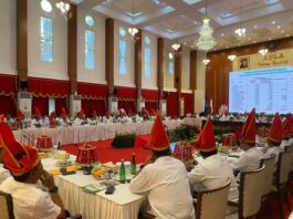 Pimpin Rakor Bidang Pangan Sulsel, Menko Pangan Zulhas kenakan “Passappu” Merah