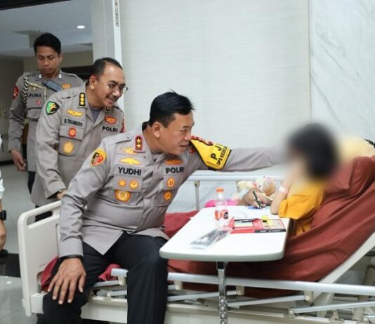 Kapolda Sulsel Kunjungi Dua Bocah Korban Penganiayaan di RS Bhayangkara