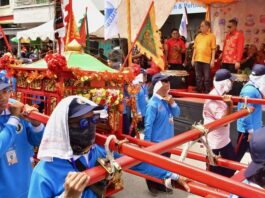 Lestarikan Arak-arakan 18 Dewa di Makassar, Pj Gubernur beri Apresiasi