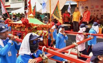 Lestarikan Arak-arakan 18 Dewa di Makassar, Pj Gubernur beri Apresiasi