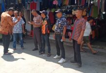 Tim Reaksi Cepat (TRC) Perumda Parkir Makassar beri Edukasi Jukir di Pasar Sentral