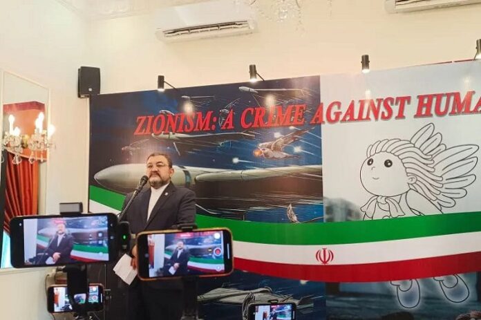 Duta Besar Iran untuk Indonesia, Mohammad Boroujerdi saat konferensi pers tentang perkembangan terkini kawasan Timur Tengah di kediamannya di Jakarta