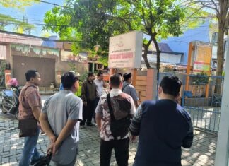 Pagar Pembatas Dibongkar, Warga Perumahan Demo di Kantor Camat