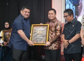 Yasir Machmud Wakil Ketua DPRD Sulsel Terima Penghargaan Tokoh Inspirasi Kepemimpinan Transformasional