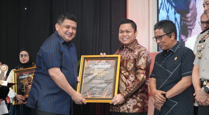 Yasir Machmud Wakil Ketua DPRD Sulsel Terima Penghargaan Tokoh Inspirasi Kepemimpinan Transformasional