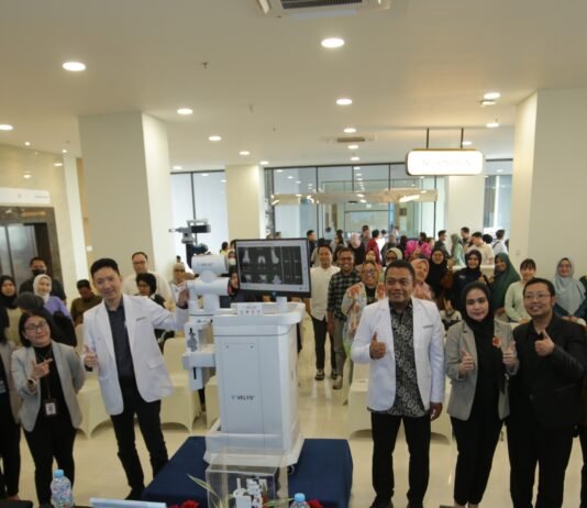 Melangkah Bebas dengan Robotik:Siloam Hospitals Makassar Hadirkan Operasi Lutut Robotik Pertama diIndonesia Timur