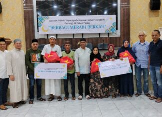 Jemaah Subuh Nipa-Nipa dan Camat Manggala Berbagi untuk Duafa