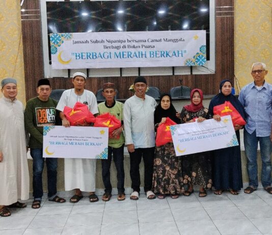 Jemaah Subuh Nipa-Nipa dan Camat Manggala Berbagi untuk Duafa