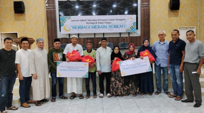 Jemaah Subuh Nipa-Nipa dan Camat Manggala Berbagi untuk Duafa