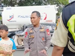 Masyarakat Apresiasi Kesigapan dan Keberanian Personel Brimob Polda Sulsel Cegah Kebakaran di Makassar