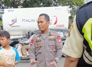 Masyarakat Apresiasi Kesigapan dan Keberanian Personel Brimob Polda Sulsel Cegah Kebakaran di Makassar