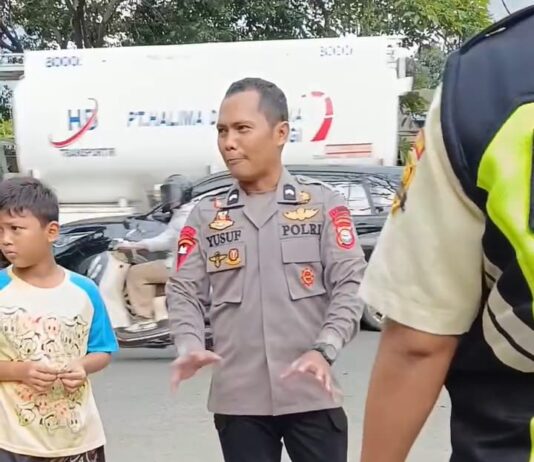 Masyarakat Apresiasi Kesigapan dan Keberanian Personel Brimob Polda Sulsel Cegah Kebakaran di Makassar