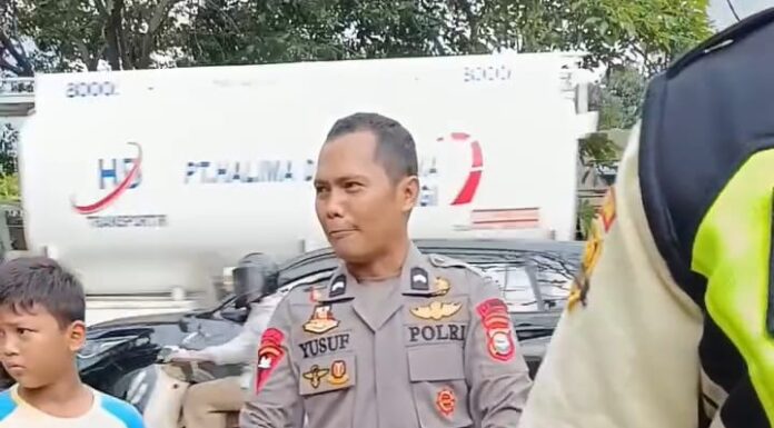 Masyarakat Apresiasi Kesigapan dan Keberanian Personel Brimob Polda Sulsel Cegah Kebakaran di Makassar