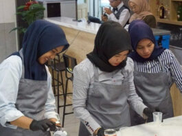 Home Barista to Coffeepreneur”, Implementasi Mata Kuliah APM Poltekpar Makassar melalui Pelatihan Kopi dan Kewirausahaan