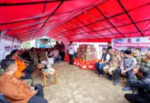 Gubernur Sulsel Hadir di Tengah Musibah Banjir Bone, Bawa Bantuan dan Santunan