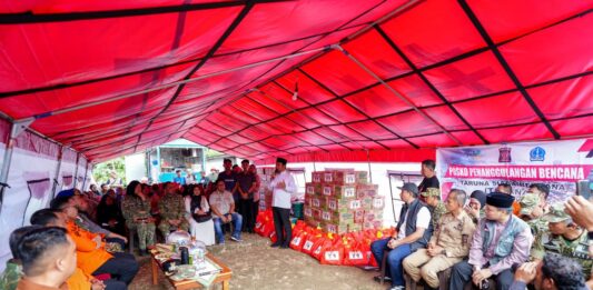 Gubernur Sulsel Hadir di Tengah Musibah Banjir Bone, Bawa Bantuan dan Santunan