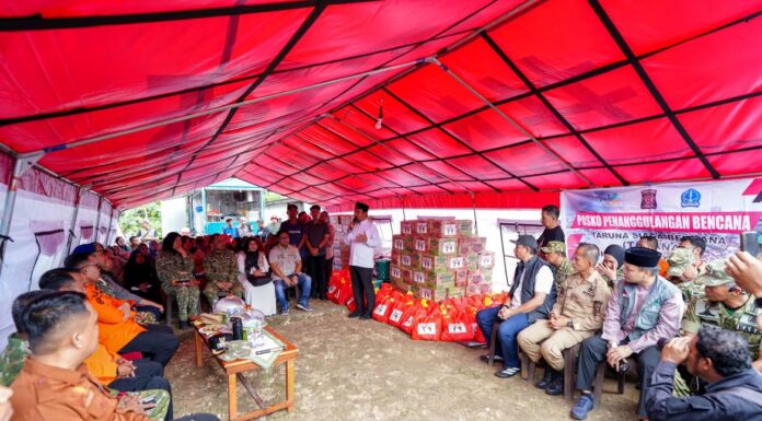 Gubernur Sulsel Hadir di Tengah Musibah Banjir Bone, Bawa Bantuan dan Santunan