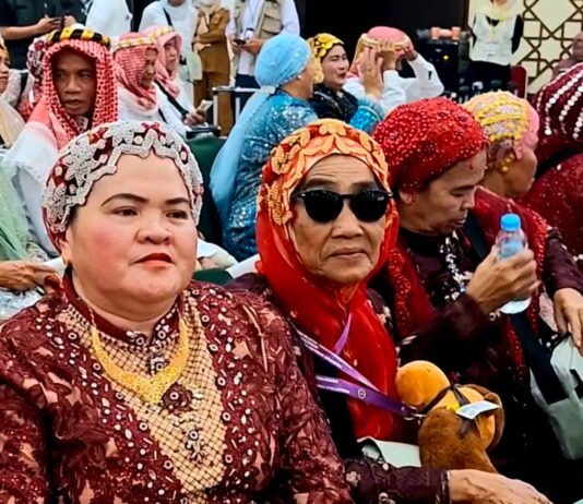 Ekspresi Bahagia Jemaah Haji Kloter 09 UPG, Hj. Dahliah: Blink-Blink Bukan Pamer