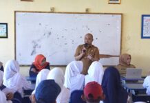 Kadis Kominfo Goes to School Sambangi Bonetambo, Anak Pulau Dibekali Kecakapan Digital