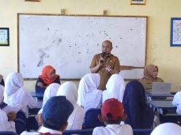 Kadis Kominfo Goes to School Sambangi Bonetambo, Anak Pulau Dibekali Kecakapan Digital