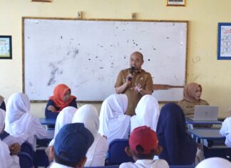 Kadis Kominfo Goes to School Sambangi Bonetambo, Anak Pulau Dibekali Kecakapan Digital