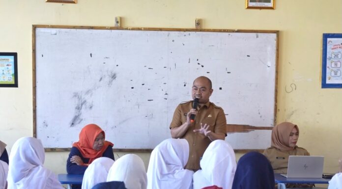 Kadis Kominfo Goes to School Sambangi Bonetambo, Anak Pulau Dibekali Kecakapan Digital