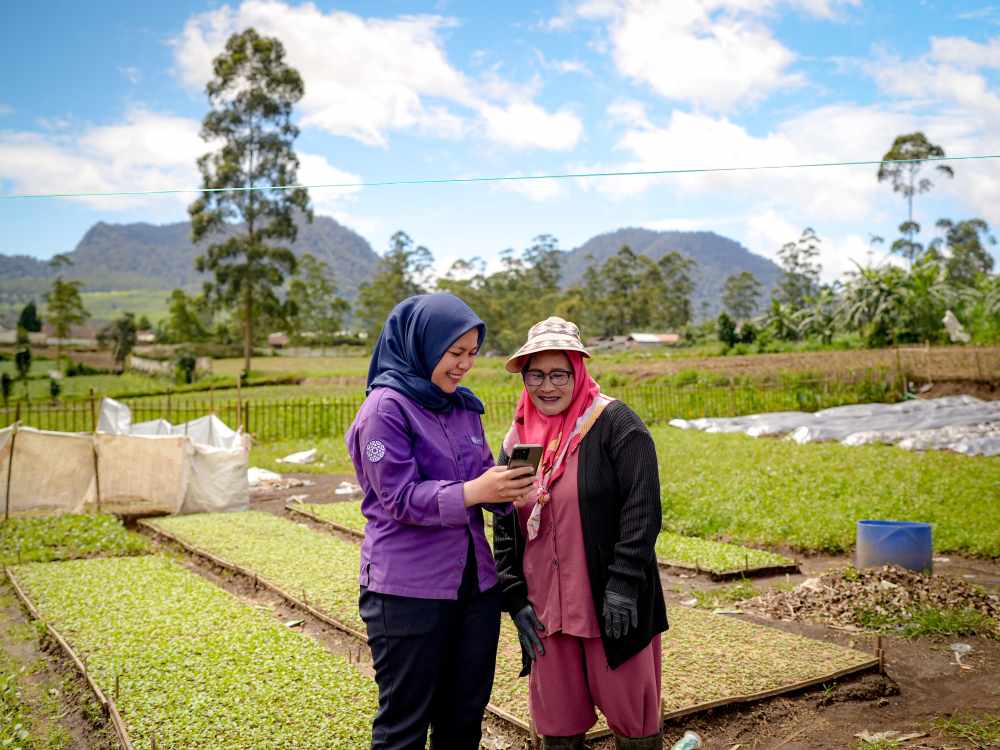 Foto 1 - Investasi yang disalurkan melalui Amartha Prosper terhubung dengan pembiayaan usaha produktif UMKM perempuan disertai pendampingan di lapangan.