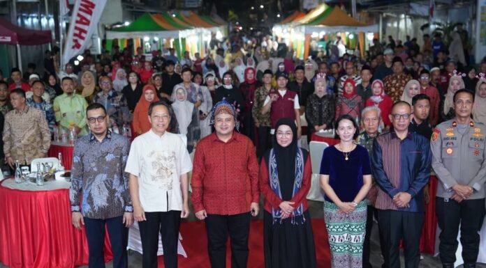 Disambut Antusias Warga, Munafri dan Melinda Nikmati Semarak Pesta Rakyat Kecamatan Wajo