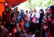 Sapa dan Peluk Korban Kebakaran, Melinda Aksa Serahkan Bantuan untuk Warga Terdampak