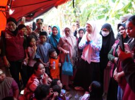 Sapa dan Peluk Korban Kebakaran, Melinda Aksa Serahkan Bantuan untuk Warga Terdampak