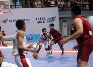 BERITA FOTO: SMAN 5 Makassar Tundukkan SMAN 1, Tribun GOR UMI Bergemuruh