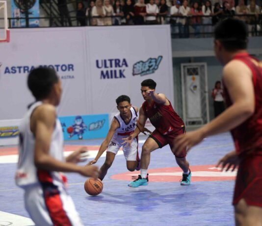 BERITA FOTO: SMAN 5 Makassar Tundukkan SMAN 1, Tribun GOR UMI Bergemuruh