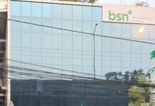 Peduli Kesehatan Warga di Tengah Kabut Asap, BSN Makassar Bagikan Masker ke Pengendara
