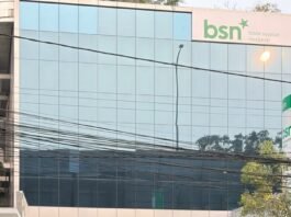 Peduli Kesehatan Warga di Tengah Kabut Asap, BSN Makassar Bagikan Masker ke Pengendara