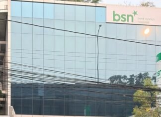 Peduli Kesehatan Warga di Tengah Kabut Asap, BSN Makassar Bagikan Masker ke Pengendara