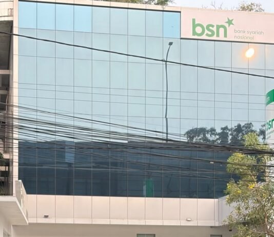 Peduli Kesehatan Warga di Tengah Kabut Asap, BSN Makassar Bagikan Masker ke Pengendara