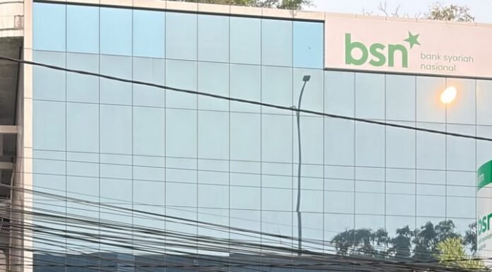 Peduli Kesehatan Warga di Tengah Kabut Asap, BSN Makassar Bagikan Masker ke Pengendara